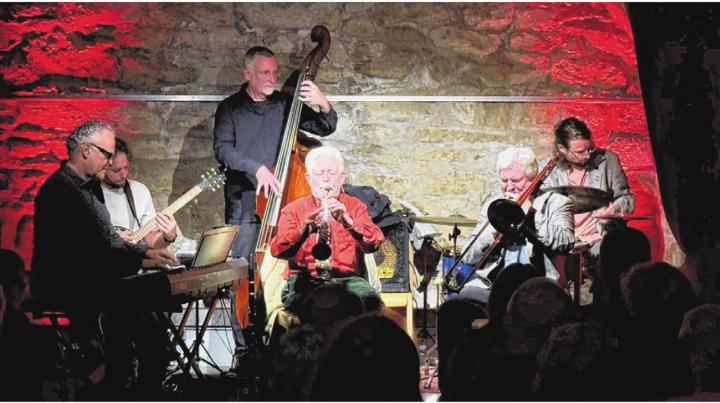 George Riccis Sons of Gumbo sorgten im Burggartenkeller für heisse Jazzrhythmen und gute Laune. Foto: Gregor Szyndler George Riccis Sons of Gumbo sorgten im Burggartenkeller für heisse Jazzrhythmen und gute Laune. Foto: Gregor Szyndler