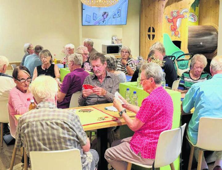 Jassfreude pur: Rund 70 Teilnehmende treffen sich regelmässig zur Leimentaler Jassmeisterschaft im Coop-Restaurant Mühlematt.