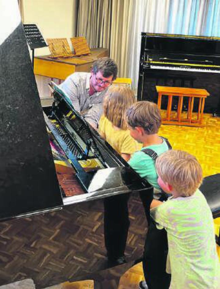 Bei Jansen Morehouse durfte das Klavier genauer unter die Lupe genommen werden.