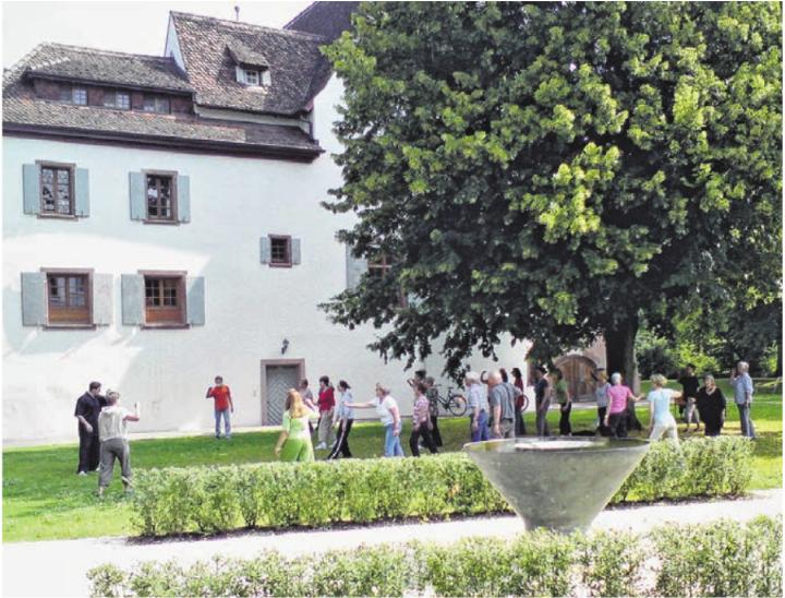 Tai-Chi: Der Schlosspark bietet eine ideale Atmosphäre für diese alte chinesische Bewegungsform. Foto: zVg