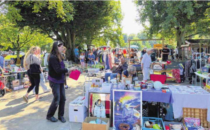 Strahlende Sonne, fröhliche Gesichter und bunt bestückte Stände prägten den ersten Bottminger Quartierflohmarkt.