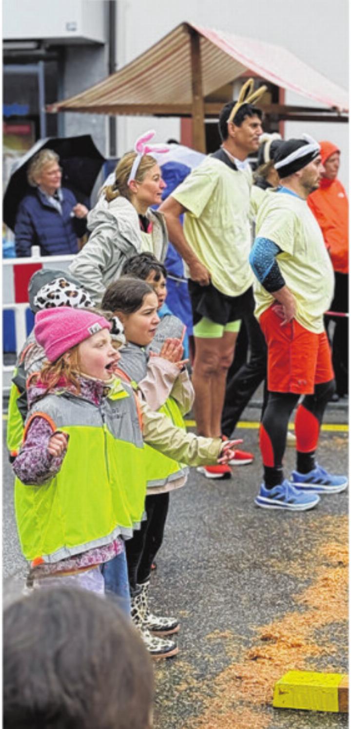 Trotz Regen gut besucht: Unter Schirmen und in Regenjacken geniessen die Besucherinnen und Besucher das Oberwiler Eierleset.