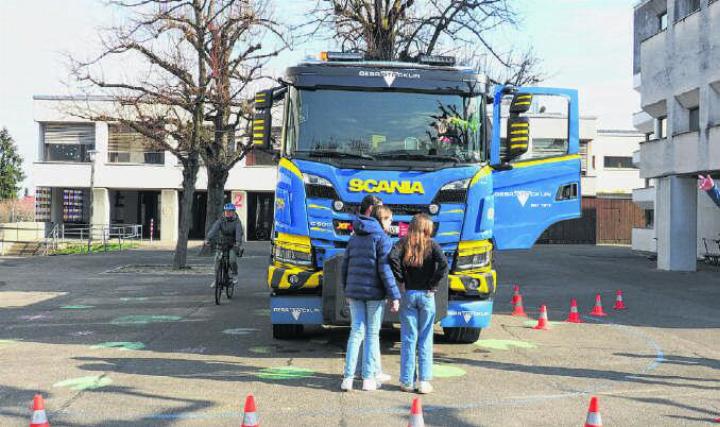 Was es bedeutet, wenn ein Velofahrer im toten Winkel eines Lastwagens fährt, konnten die Schülerinnen und Schüler eindrücklich erleben.