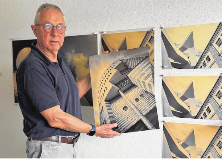 «Moderne Gebäude sind für mich wie Skulpturen»: Lukas Wagner vor seiner Fotoserie, die er vor einigen Tagen an der Photo Schweiz zeigte. Foto: Nathalie Reichel