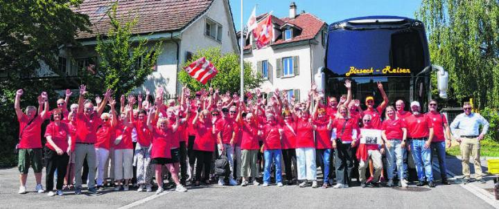 Die Oberwiler Fans vor der Abreise – voller Hoffnung, einen Sieg zu holen. Fotos: Tobias Gfeller