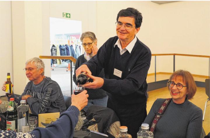 Gemeindepräsident Christian Caderas beim Weineinschenken. Gemeindepräsident Christian Caderas beim Weineinschenken.