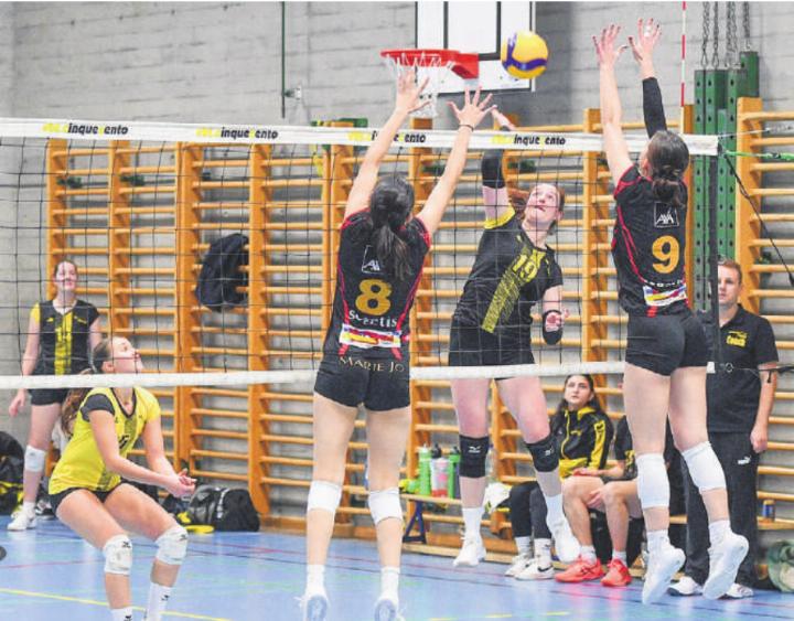 Therwils Caroline Ortscheit smasht durch den Glarner Block und siegt im Cup. Foto: Peter Aebli (Glarus) Therwils Caroline Ortscheit smasht durch den Glarner Block und siegt im Cup. Foto: Peter Aebli (Glarus)