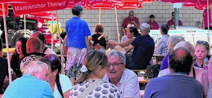 Festbänke und Sonnenschirme laden rund um die Mehrzweckhalle zum Verweilen ein. Fotos: Gregor Szyndler