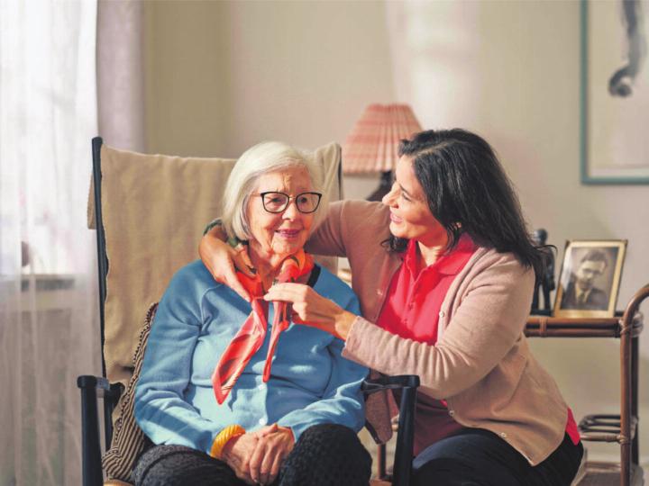 Pflegeheim oder betreutem Wohnen. Dovida betreut Seniorinnen und Senioren respektvoll zu Hause und ist damit die Alternative zu Alters-,
