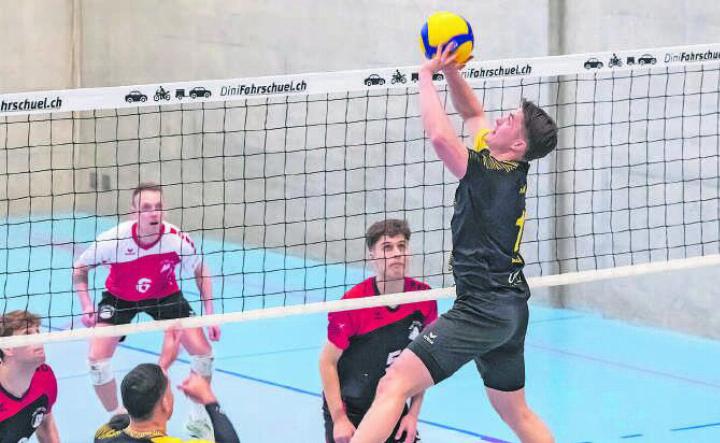 Zuspieler Timo Simonett spielt mit dem Gegenblock Katz und Maus. Foto: Heinz Schmid