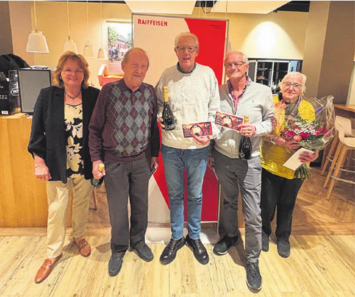 Auf dem Foto von links nach rechts: Ines Dinç, (Raiffeisenbank Leimental), Richard Grolimund (2), Rainer Rohrbach (1.), Peter Jeltsch (3), Lisbeth Stöckli (beste Dame). Auf dem Foto von links nach rechts: Ines Dinç, (Raiffeisenbank Leimental), Richard Grolimund (2), Rainer Rohrbach (1.), Peter Jeltsch (3), Lisbeth Stöckli (beste Dame).