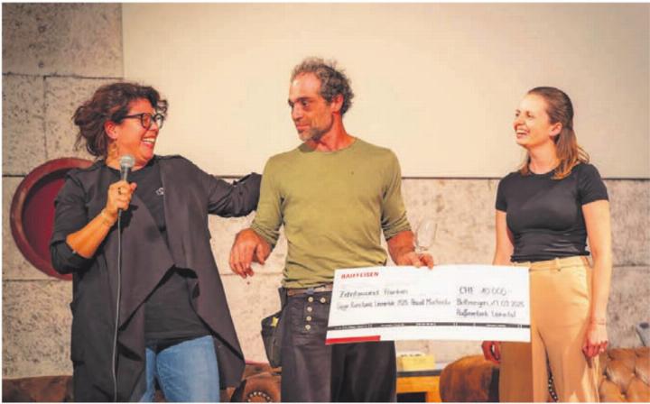 Bei der Preisverleihung ganz links Barbara Krause (Kuratorin und Vereinspräsidentin. Inder Mitte der Preisträger Pascal Martinoli, rechts Nicole Arnet, Marketing-Chefin Raiffeisenbank Leimental. Fotos: Doreen Meister