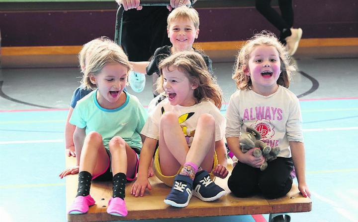 Lachende Kindergesichter: Am Handballkindergarten des HC Oberwil hatte der Nachwuchs sichtlich Spass. Foto: Bernadette Schoeffel