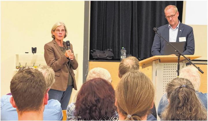 Am Vereinstreffen stellte die «Arbeitsgruppe IG Vereine Oberwil» ihre Arbeit und Ziele vor. Beim anschliessenden Apéro wurde eifrig diskutiert, gelacht und genetzwerkt. 
Fotos: Gregor Szyndler