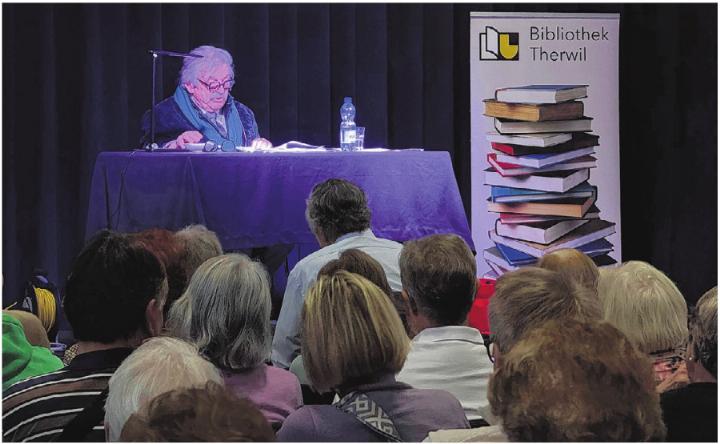 Adventsstimmung in der Aula Känelmatt: Autor -minu fesselte die Zuhörer mit Passagen aus seinem neusten Werk «Schliesslich ist Heiligabend». Foto: Gregor Szyndler Adventsstimmung in der Aula Känelmatt: Autor -minu fesselte die Zuhörer mit Passagen aus seinem neusten Werk «Schliesslich ist Heiligabend». Foto: Gregor Szyndler