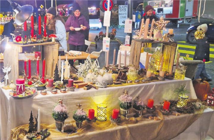 Die 30. Dorfweihnacht in Ettingen verwandelte die Gassen rund um den alten Werkhof in ein festliches Lichtermeer. Foto: Brigitte und Werner Stöcklin