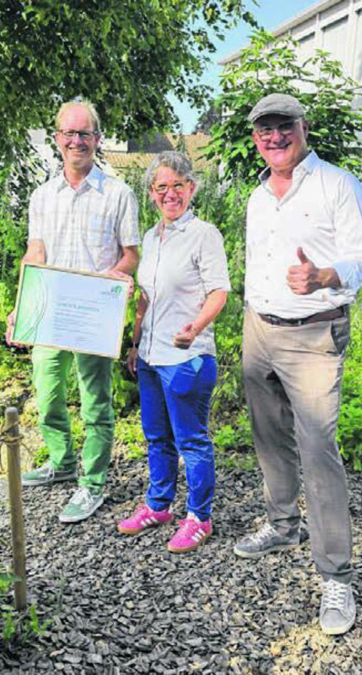 Markus Weibel, Vorstandsmitglied VSSG (Grünstadt), Gemeindepräsidentin Caroline Rietschi und Regierungspräsident Isaac Reber freuen sich über die Zertifizierung. Foto: Gemeinde Binningen