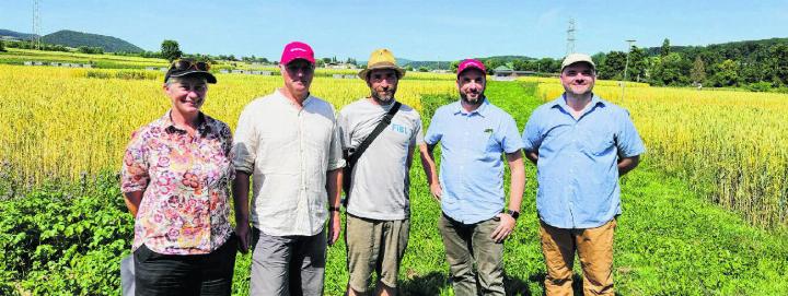 Gruppenfoto der FiBL- und Agroscope-Fachleute auf dem Birsmattehof: Else Bünemann, Jochen Mayer, Hans-Martin Krause, Frank Liebisch und Marc Cotter (von links) posieren vor den Feldern. Foto: Alan Heckel