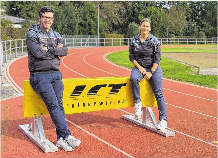 Philipp und Catharina Schmid-Strähl, hier auf der Sportanlage des LC Therwil, sind für den Baselbieter Sportpreis 2025 nominiert. Foto: Nathalie Reichel Philipp und Catharina Schmid-Strähl, hier auf der Sportanlage des LC Therwil, sind für den Baselbieter Sportpreis 2025 nominiert. Foto: Nathalie Reichel