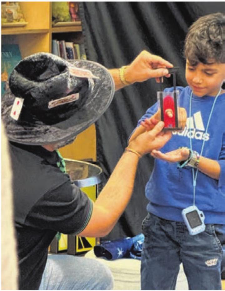 Lachen, Staunen und grosser Applaus – Magic Scuto begeisterte das Publikum in der Gemeindebibliothek Oberwil mit Charme, Witz und verblüffender Magie.