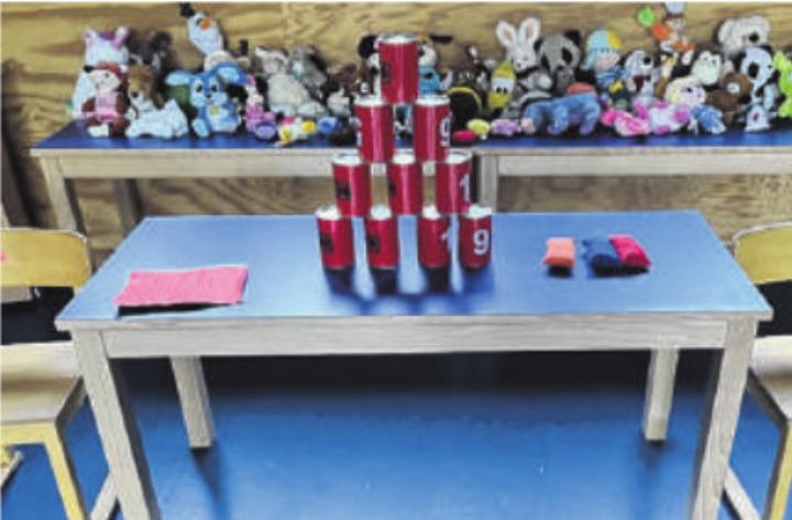 Büchsenwerf-Stand mit tollen Preisen.