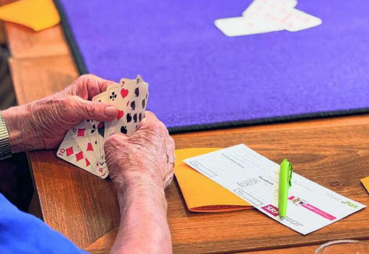 Jassfreude in Oberwil: Mit geschickten Händen und gutem Blatt spielten sich die Teilnehmenden durch das Qualifikationsturnier. Foto: Nathalie Reichel