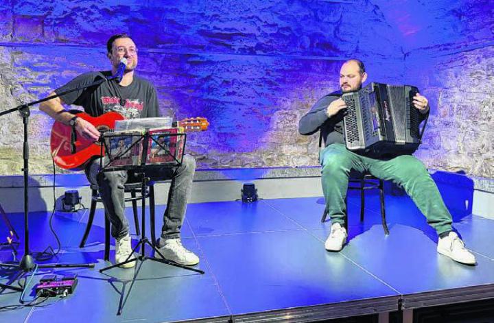 Auch Musik war ein fester Bestandteil der Comedy-Show von Sven Ivanic; rechts Mihajlo Spasic.