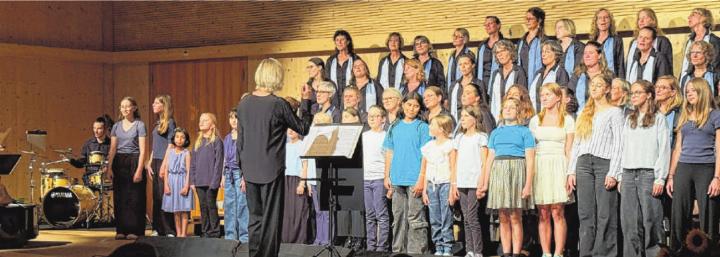 Der Frauenchor Melodiva und die Sunny Kids erfüllten die Bühne mit Klang und Freude. Foto: Gregor Szyndler