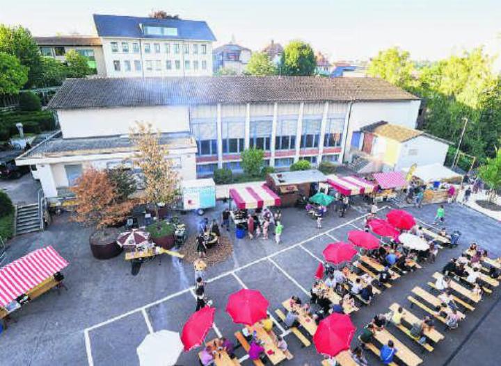 Ferienstimmung pur: Die Piazza Oberwil verwöhnt mit hochwertigen Köstlichkeiten und lädt zum Tanzbein-Schwingen ein.
Fotos: Benno Hunziker
