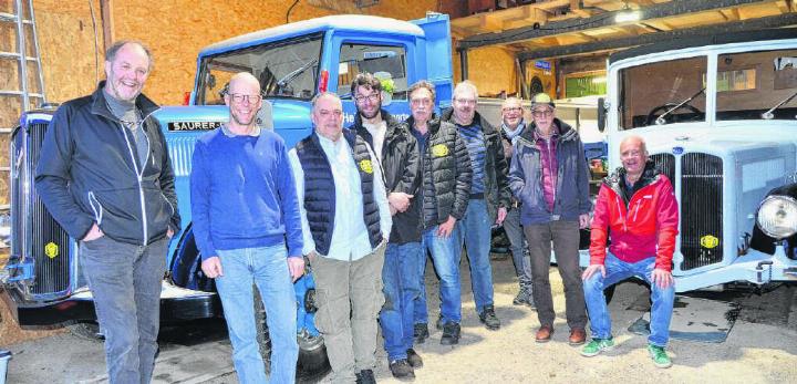 Mitglieder des 99er Oldtimer Clubs Therwil vor ihren restaurierten Schätzen. Foto: Stefan Fehlmann