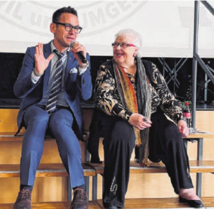 Regierungsrat Thomi Jourdan im Gespräch mit Vreni Aufranc, Moderatorin und Vorstandsmitglied.