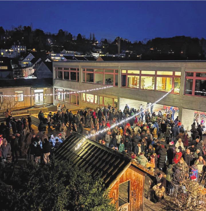 Der stimmungsvolle Weihnachtsmarkt auf dem Pausenhof des Schulhauses Talholz in Bottmingen. Foto: Tobias Gfeller Der stimmungsvolle Weihnachtsmarkt auf dem Pausenhof des Schulhauses Talholz in Bottmingen. Foto: Tobias Gfeller