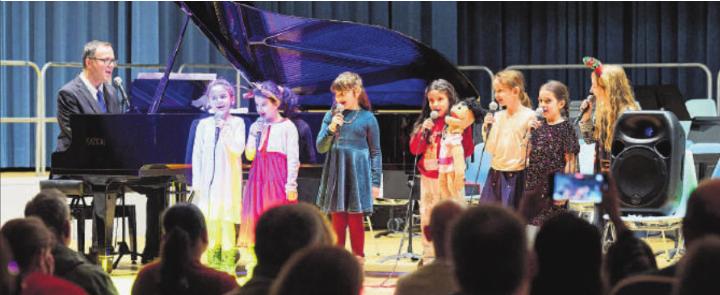 Kinderchor 1 unter der Leitung von Thomas Achermann.