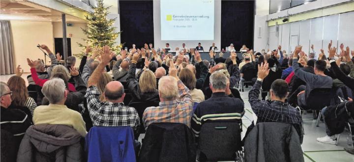 Stimmberechtigte verfolgen an der Therwiler Gemeindeversammlung die Diskussionen rund um das Budget 2026.