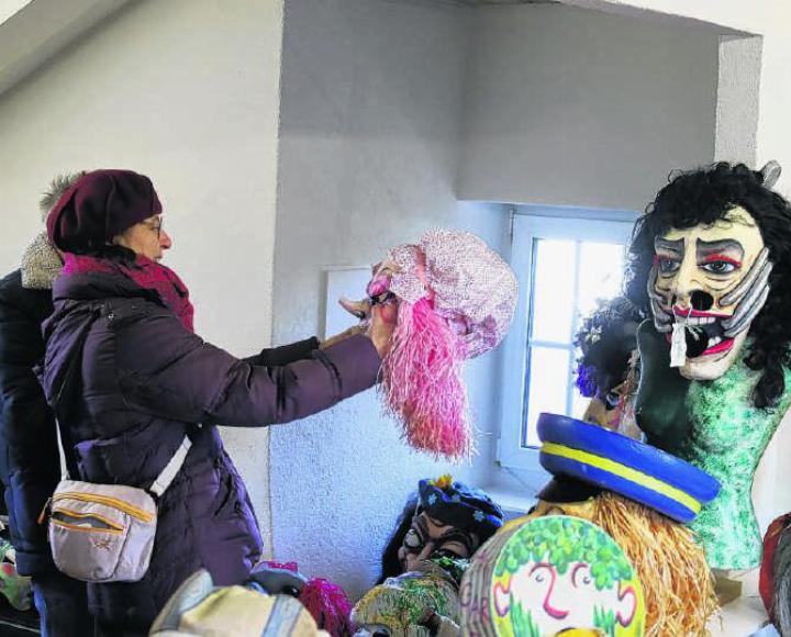 Grosse Auswahl: Eine Interessentin prüft eine Larve. Fotos: Alan Heckel