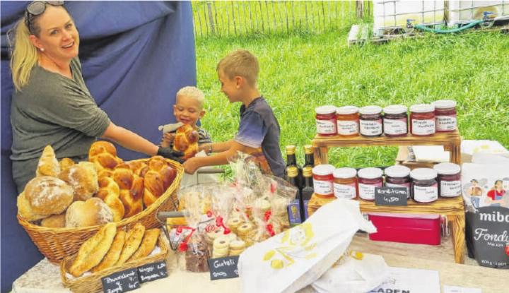 Ilona Oser mit ihren zwei kleinen Helfern am Kerngarten Abendmarkt, 7.Oktober.