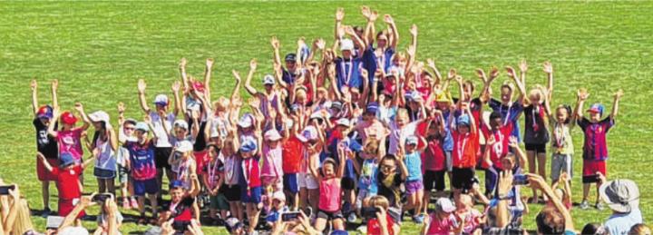 Am Schluss stehen alle teilnehmenden Kinder für ein Gruppenfoto bereit.