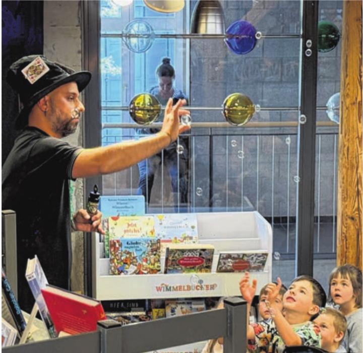 Ein Nachmittag voller Magie: Magic Scuto liess in der Bibliothek Oberwil Kinderaugen leuchten. Foto: Gregor Szyndler Ein Nachmittag voller Magie: Magic Scuto liess in der Bibliothek Oberwil Kinderaugen leuchten. Foto: Gregor Szyndler