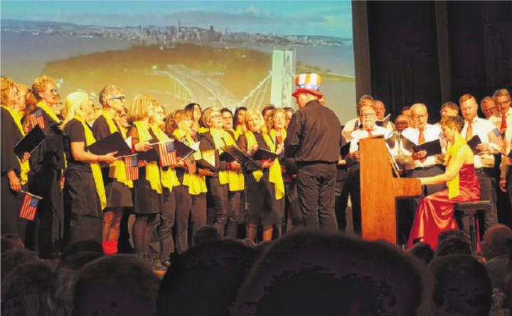 Über 60 Sängerinnen und Sänger vereint auf der Bühne: Der Männerchor Therwil und die Vergissmeinnicht-Sängerinnen aus Ettingen begeisterten das Publikum.
Fotos: zVg Über 60 Sängerinnen und Sänger vereint auf der Bühne: Der Männerchor Therwil und die Vergissmeinnicht-Sängerinnen aus Ettingen begeisterten das Publikum.
Fotos: zVg