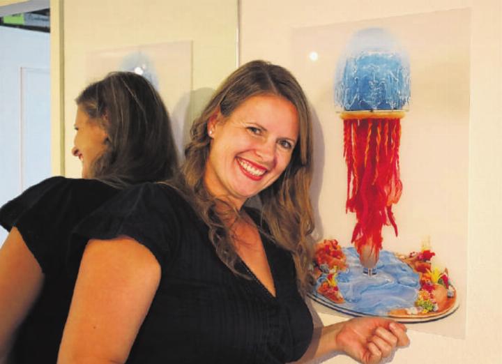 Magnum Opus: Jacqueline Schweizer-Heer posiert neben einem Bild der Quallentorte, die sie zu «Das grosse Backen» brachte. Fotos: Alan Heckel