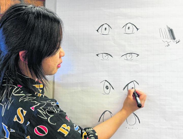 Simone Xie vermittelt mit viel Geduld die Grundlagen des Manga-Zeichnens.