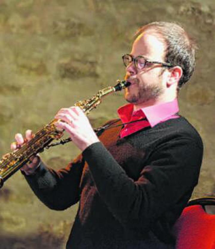 Philippe Koerper ist einer der Brüder der Musikerfamilie, die jazzige «Hymnen zur Nacht» in der Margarethenkirche in Binningen spielen. Foto: Guy Greder