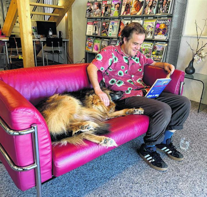 Lesehund Boy geniesst die Streicheleinheiten, während Journalist Gregor Szyndler ihm eine Geschichte vorliest.