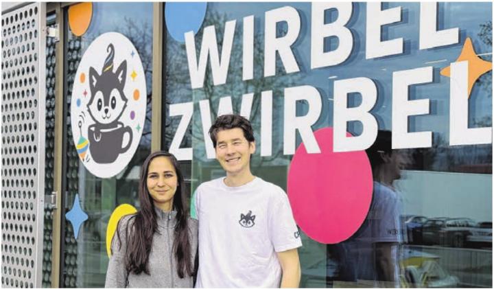 Freuen sich auf die bevorstehenden Tage: Alice Blank und Nicola Eggimann vor dem frisch eröffneten «WirbelZwirbel».