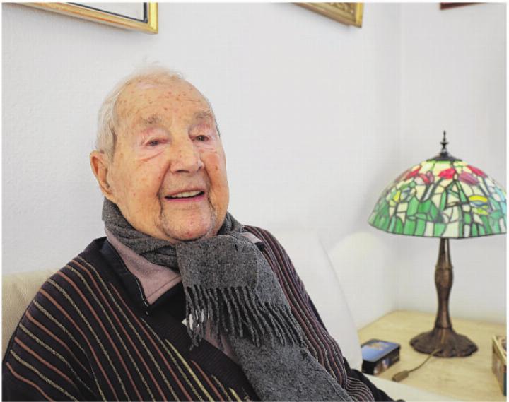 Der Künstler und seine Werke: Walter Siegrist (neben einer selbst gemachten Tiffany-Lampe) versetzt mit seinen Werken die Nachbarschaft in Staunen.  Fotos: Alan Heckel