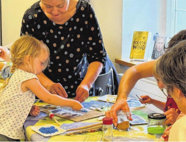 Mit voller Konzentration und Freude basteln die Kinder nach der vorgelesenen Geschichte in der Gemeindebibliothek Therwil.