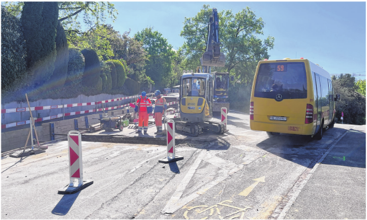 Dank den halbseitigen Bauarbeiten kann der Ortsbus weiterhin passieren.