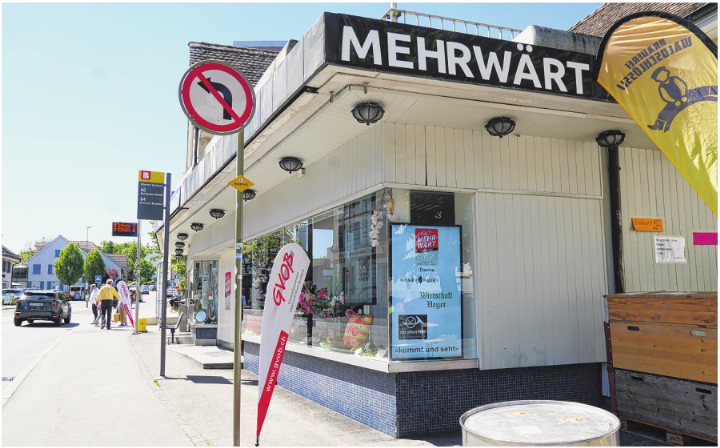 Neues Leben an der Hauptstrasse 25 in Oberwil: Der Gewerbeverein Oberwil/Biel-Benken eröffnete im ehemaligen «Däge-Lädeli» den neuen Treffpunkt «Mehrwärt».