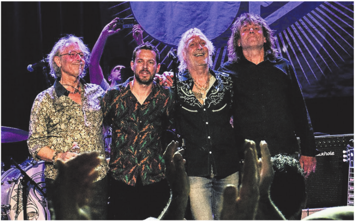 Die Berner Mundartrockband Span sorgt in der Mehrzweckhalle Therwil für beste Stimmung. 
Fotos: Gregor Szyndler