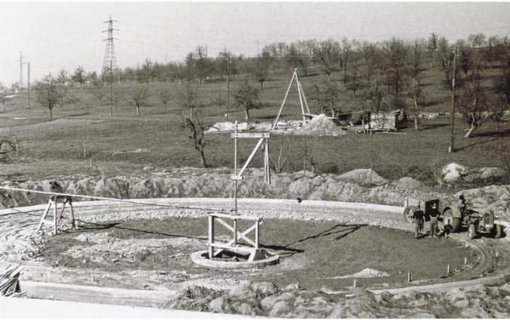 Die Erstellung des Rundbeckens (links), die Aushubarbeiten für das Schwimmbecken (rechts) und das Gartenbad im Jahr 1958 (unten). 
Fotos zVg